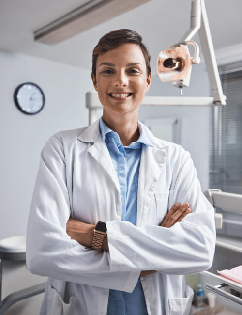 Equipo odontológico atendiendo a una paciente